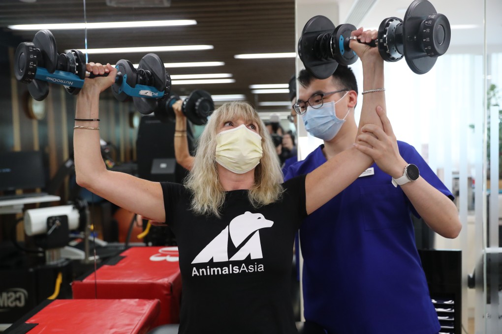 Jill Robinson, 60, works with her physiotherapist Wong Man-ho to treat her osteoporosis. Phot : Edmond So
