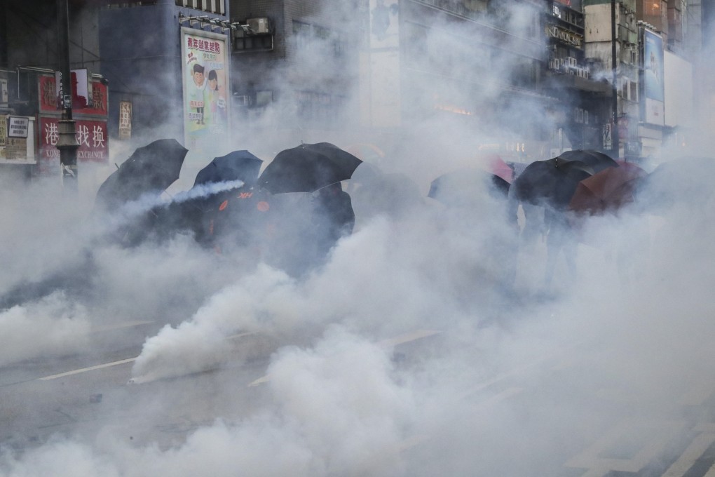Riot police and anti-goverment protesters clash on Nathan Road in Mong Kok in 2019. Photo: Edmond So