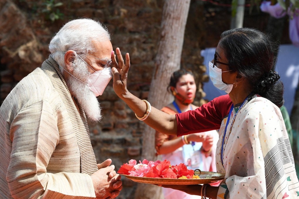 Indian Prime Minister Narendra Modi (L) being traditionally welcomed during his visit at the Jeshoreshwari Kali temple in Bangladesh. Photo: AFP