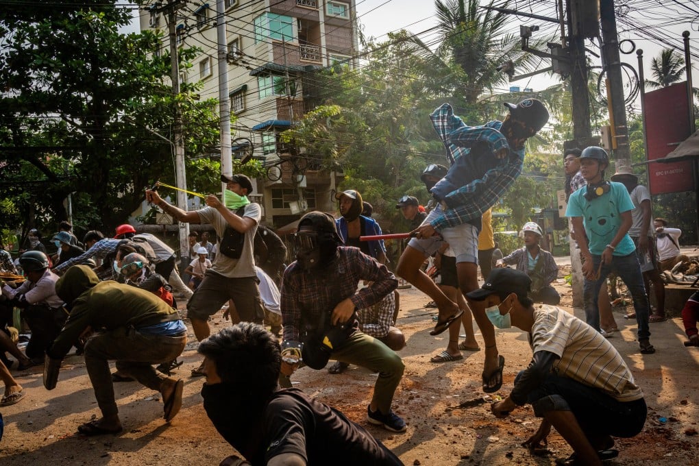 Anti-coup protesters pelt stones at security forces in Yangon. Photo: Getty Images/TNS