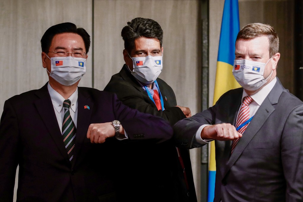 Taiwanese Foreign Minister Joseph Wu (left) welcomes Palauan President Surangel Whipps (centre) and US ambassador to Palau John Hennessey-Niland to Taipei to launch a travel bubble. Photo: EPA-EFE