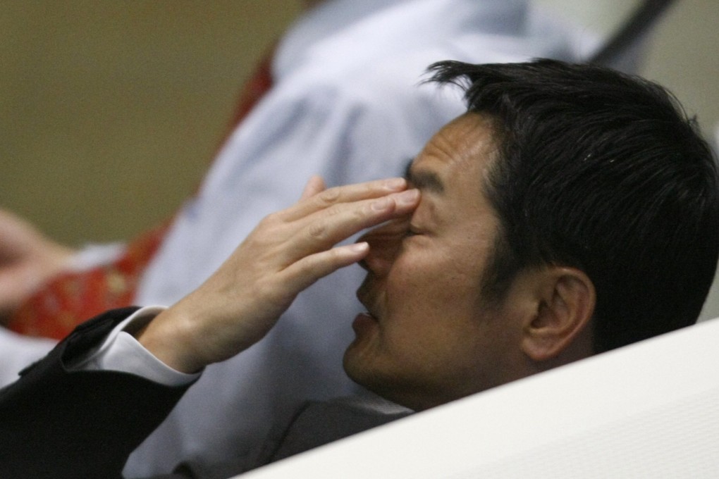 An employee of Tokyo Stock Exchange reacts at its trading room in Tokyo February 24, 2009. Photo: Reuters