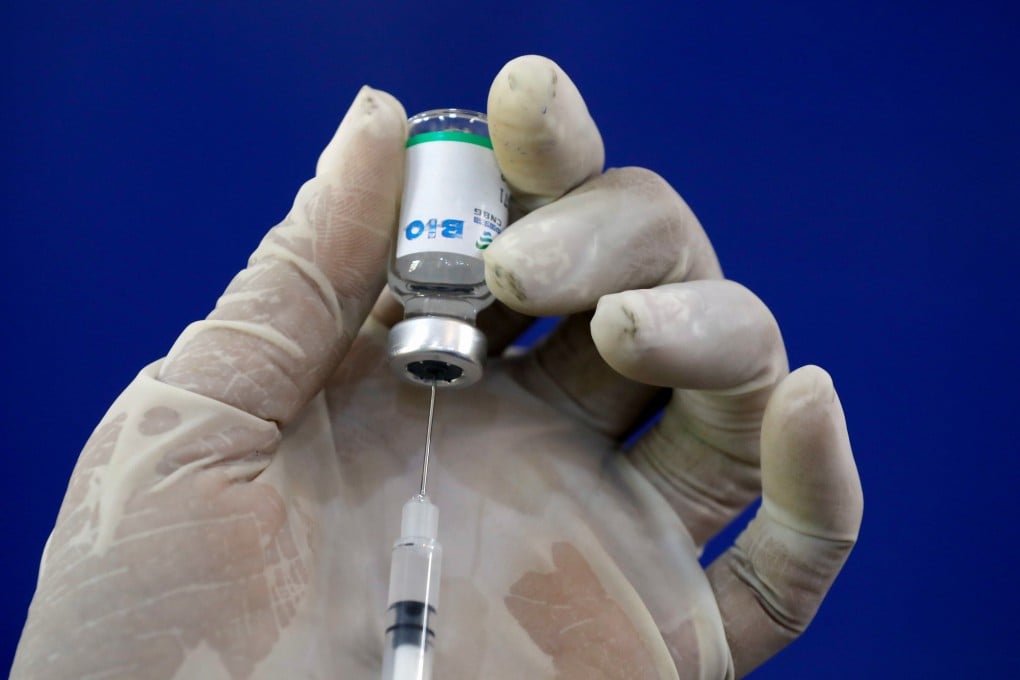 A paramedic prepares a dose of the coronavirus disease vaccine before administering it. Photo: Reuters