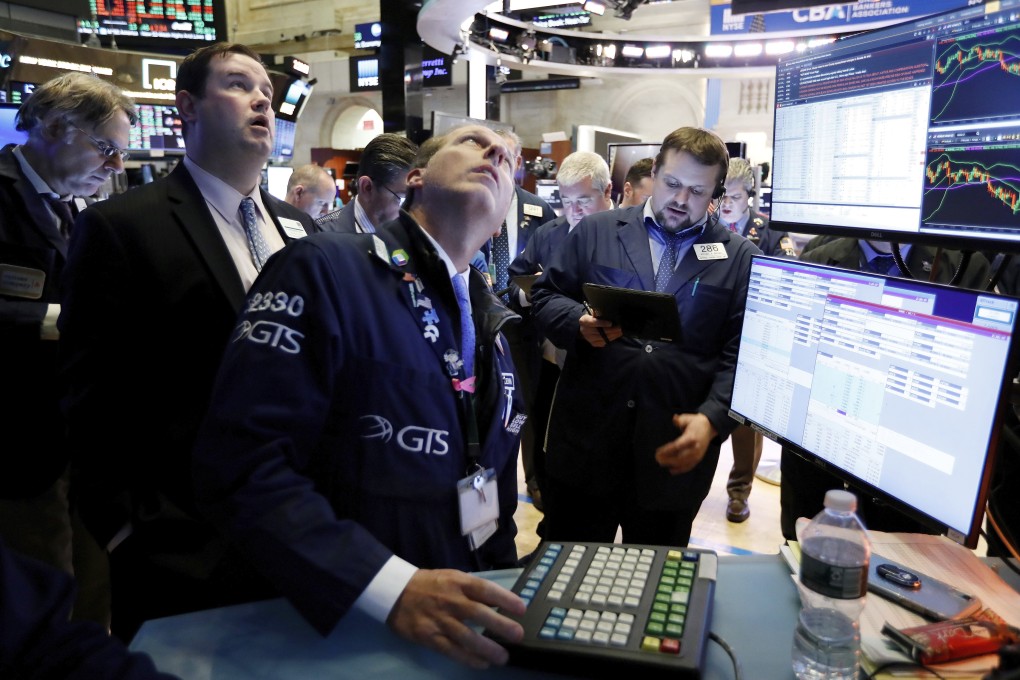 Specialist Glenn Carell (center) works with traders on the floor of the New York Stock Exchange on January 15, 2020. Photo: AP