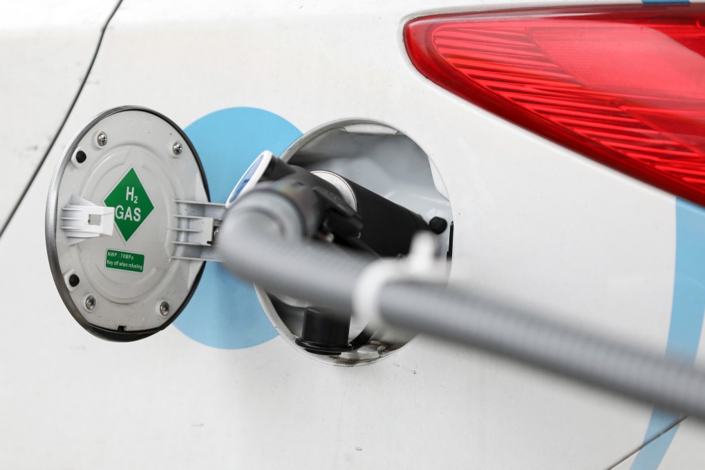 A hydrogen fuel pump fills a hydrogen powered car at Royal Dutch Shell’s first UK hydrogen refueling station in Cobham, UK, on Wednesday, February 22, 2017. Photo: Bloomberg