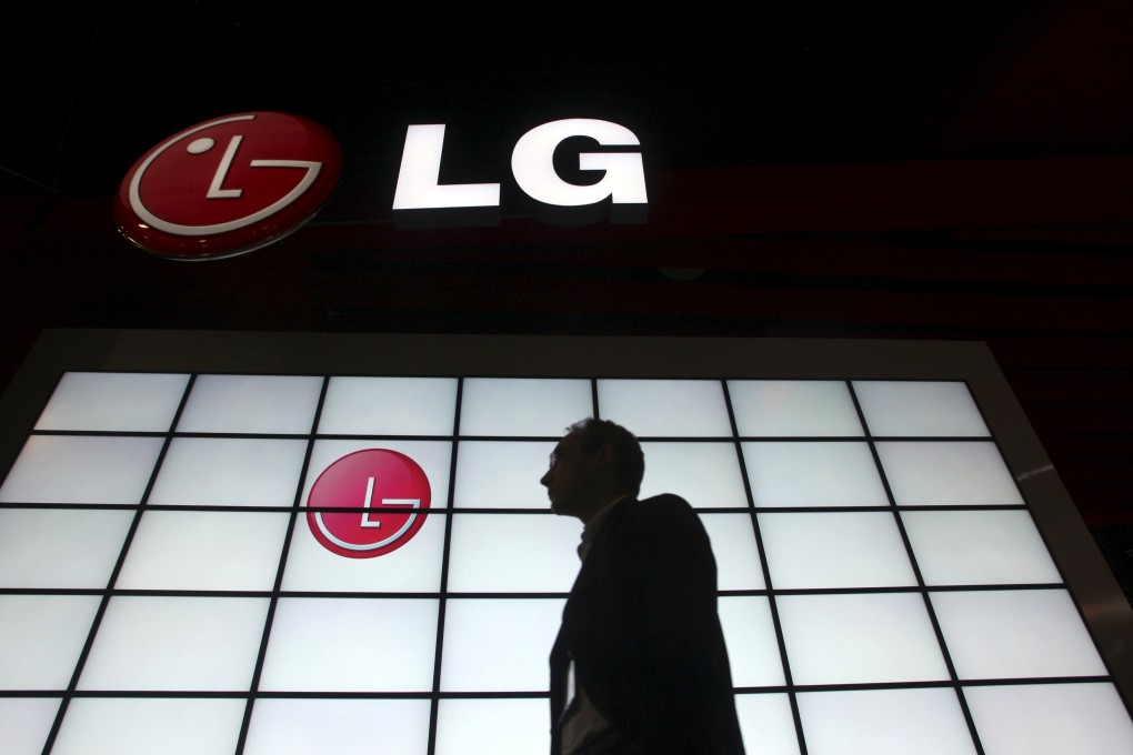 A show attendee passes by the LG Electronics booth during the 2009 International Consumer Electronics Show (CES) in Las Vegas, Nevada. Photo: Reuters