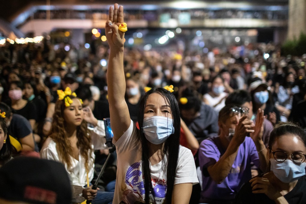 Protesters occupy Bangkok’s Lat Prao intersection to demand governmental reforms on November 27, 2020. Photo: ZUMA Wire/dpa