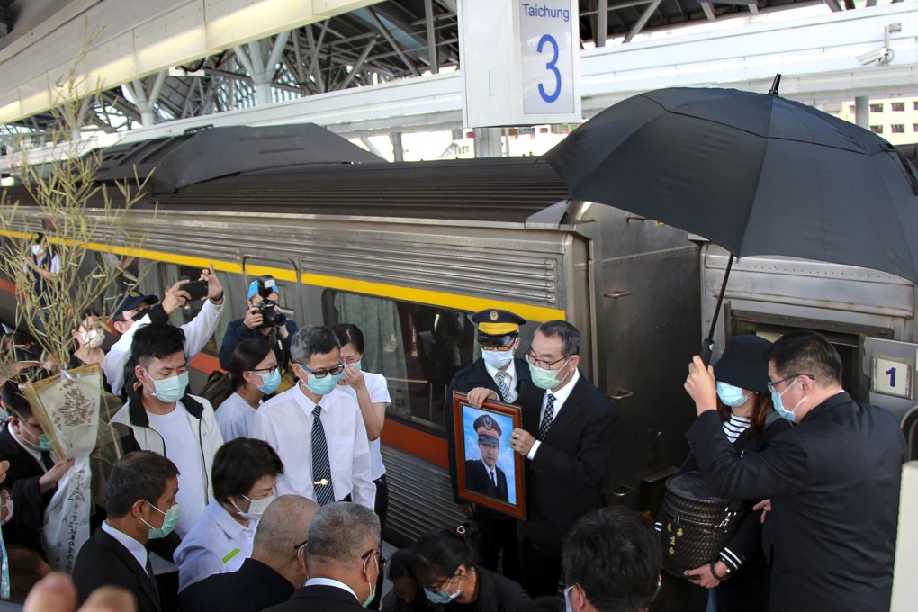 A funeral was held for train driver Yuan Chun-hsiu on Tuesday and his family took his ashes by train to his hometown Taichung. Photo: CNA