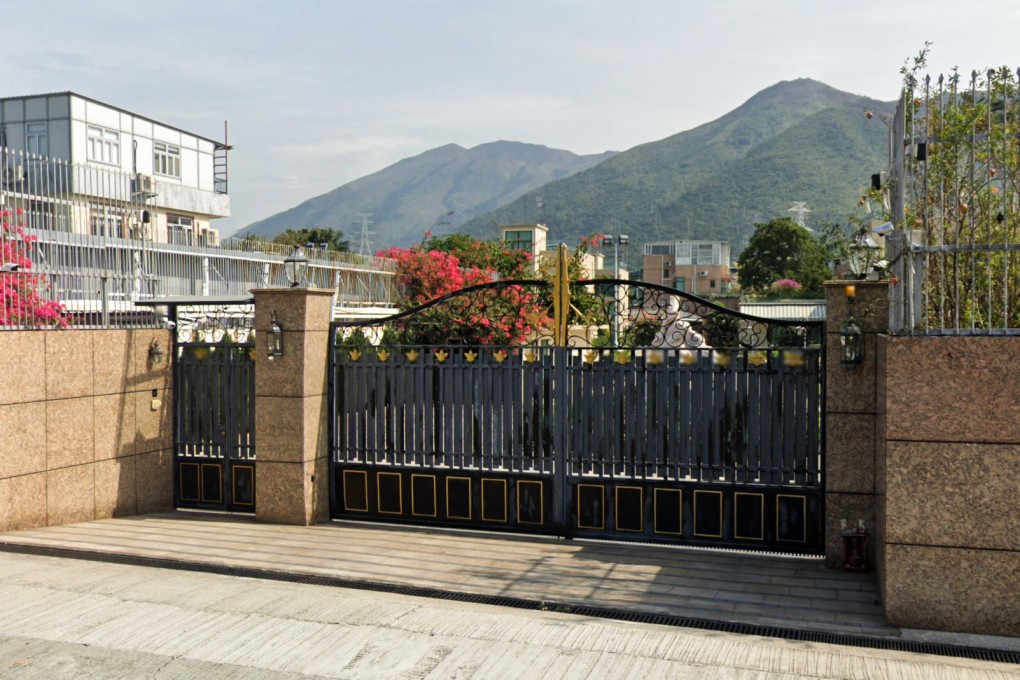 The gate of Fulum Group CEO Yeung Wai’s house at Kam Pok Road, which was splashed with paint on Wednesday. Photo: Google Maps