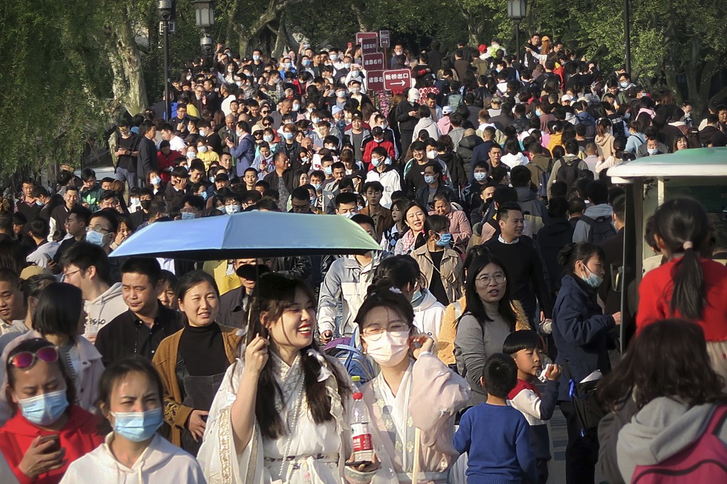 Visitors walk across a causeway at the West Lake in Hangzhou in eastern China’s Zhejiang province on April 4. Domestic tourists were out in force at some of China’s most popular tourist sites on a holiday weekend as the country continues to report few new cases of coronavirus within its borders. Photo: AP