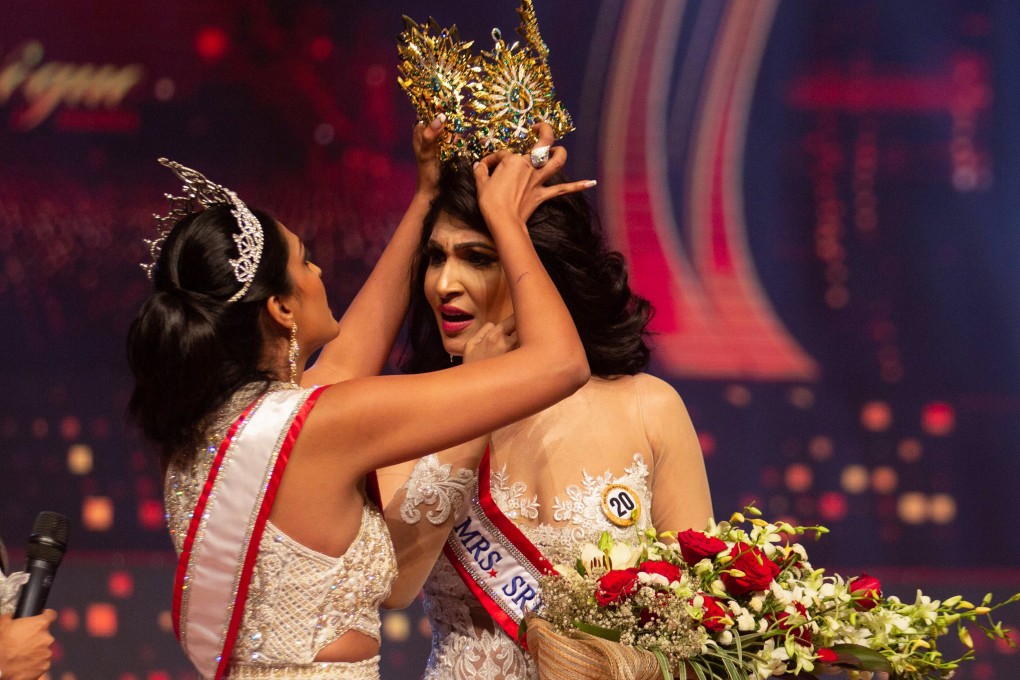 Reigning Mrs World Caroline Jurie forcibly removes Mrs Sri Lanka winner Pushpika De Silvas crown during the pageant in Colombo on Sunday. Photo: Reuters