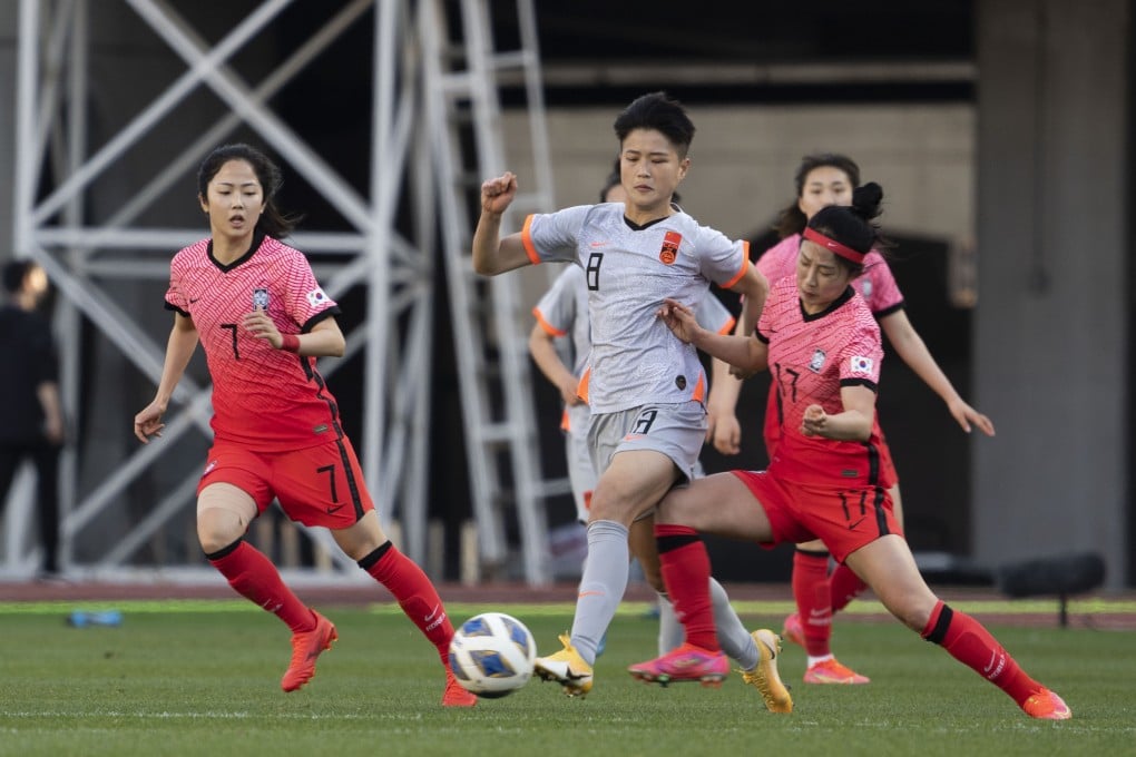 Ma Jun (centre) of China vies with Lee Young-Ju (right) of South Korea during the first leg of Tokyo Olympic women’s football qualifying playoffs between China and South Korea at Goyang Stadium in Goyang, South Korea. Photo: Xinhua