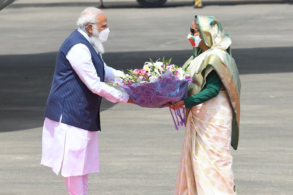 Indian Prime Minister Narendra Modis receives a bouquet of flowers from Bangladeshi Prime Minister Sheikh Hasina in Dhaka, Bangladesh, on March 26. Photo: Narendra Modi’s twitter handle via AP