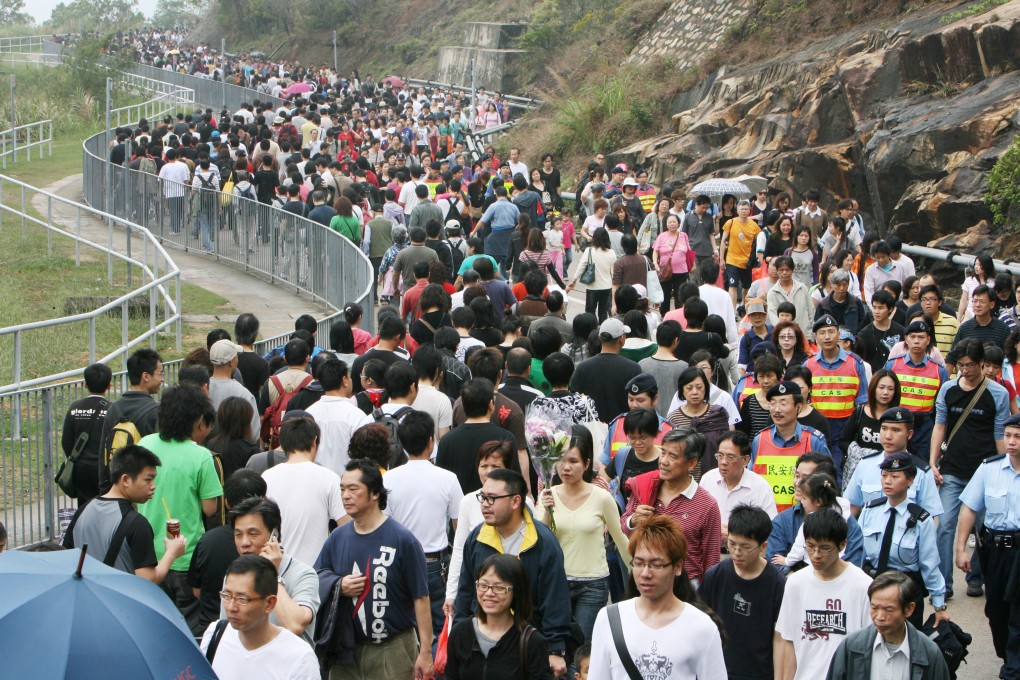 Crowds of people sweep graves and pay tribute to their ancestors on the day of Ching Ming Festival in Tseung Kwan O Chinese Permanent Cemetery. Photo: SCMP