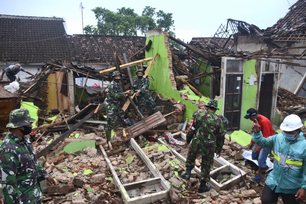 Indonesian soldiers help clear up rubble at a house damaged by an earthquake in Malang, East Java. Photo: AP
