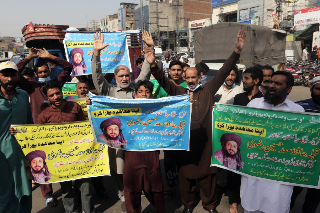 Supporters of Islamic political party Tehreek-e-Labbaik Pakistan (TLP), hold pictures of their leader Saad Rizvi during a protest on April 14 to demand his release. Photo: EPA-EFE