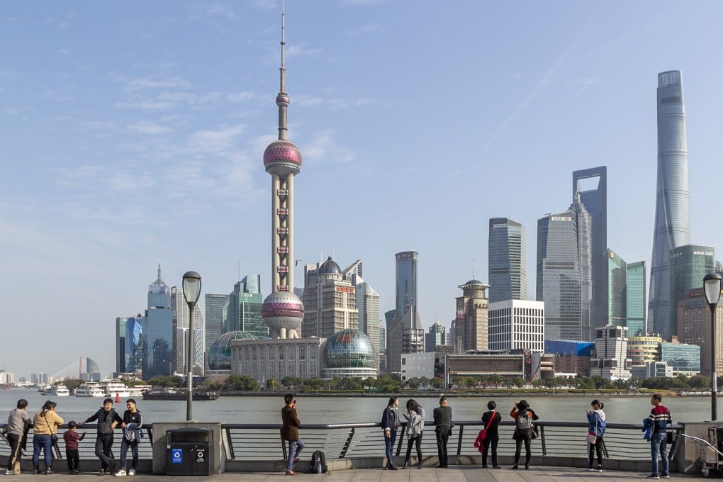 (200522) -- BEIJING, May 22, 2020 (Xinhua) -- Tourists admire the skyline view of Lujiazui area at the Bund in Shanghai, east China, Jan. 6, 2020. China’s economy posted negative growth in the first quarter of this year, but it was “a price worth paying” to contain COVID-19 as life is invaluable, according to a government work report submitted Friday to the national legislature for deliberation. (Xinhua/Wang Xiang)