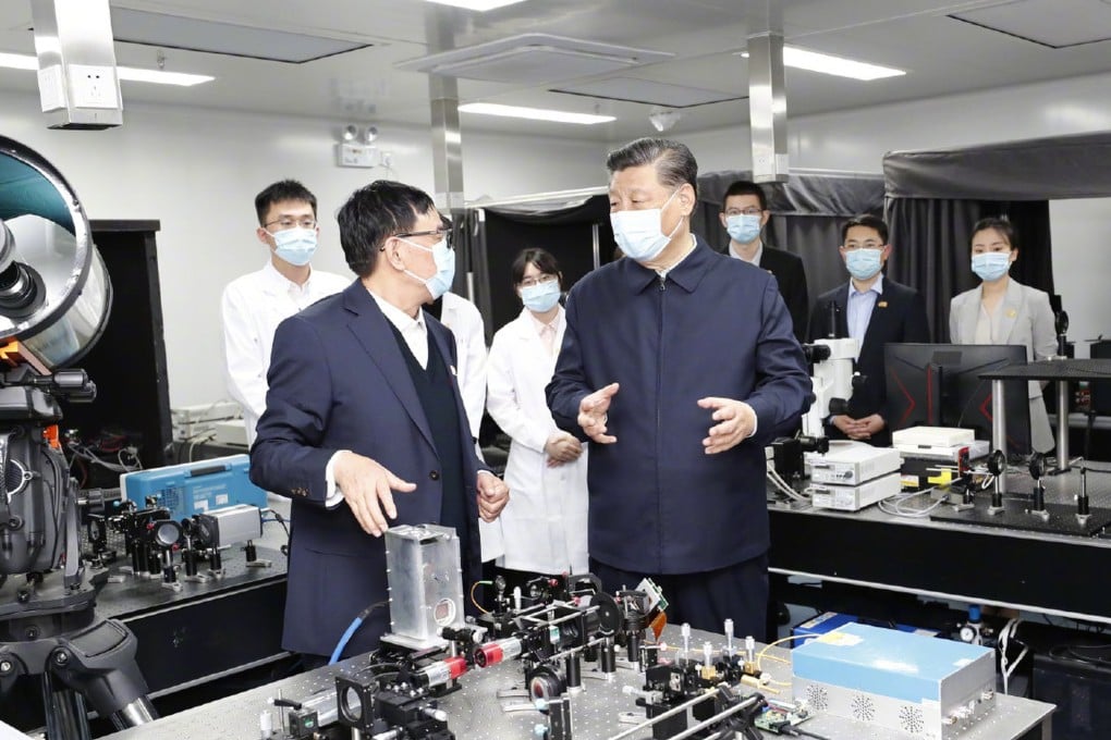 Xi Jinping tours a lab at Tsinghua University. Photo: Weibo