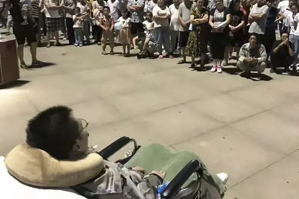 Zhu Mingjun gives an inspirational speech at a city square in his city. Photo: Baidu