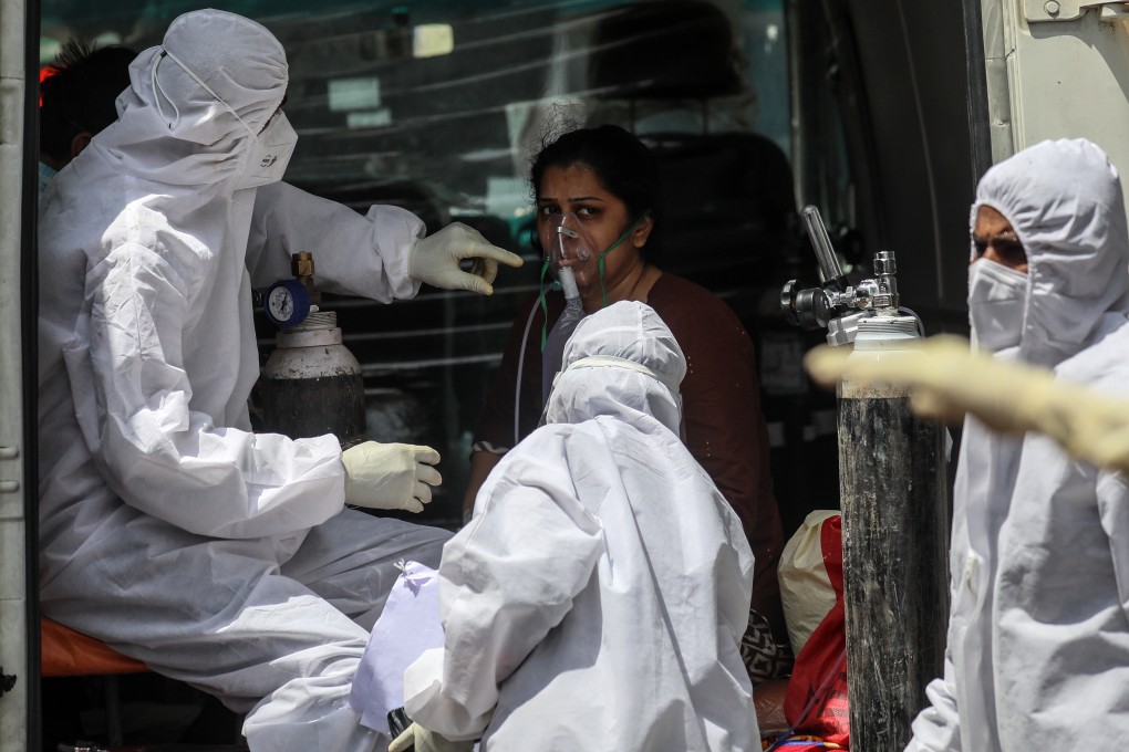 Health workers attend to a suspected Covid-19 positive patient in Mumbai, India. Photo: EPA-EFE
