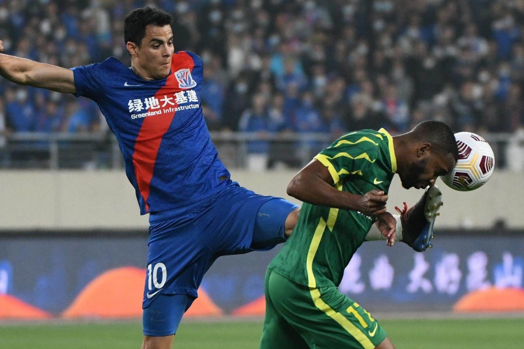 Giovanni Moreno (left) of Shanghai Shenhua vies with Cedric Bakambu of Beijing Guoan in the 2021 Chinese Super League. Photo: Xinhua