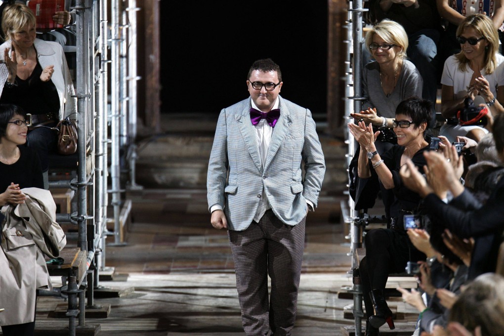 Casablanca-born designer Alber Elbaz for Lanvin acknowledges the public at the end of his Spring/Summer 2007 ready-to-wear collection show in Paris. He has died at the age of 59. Photo: AFP