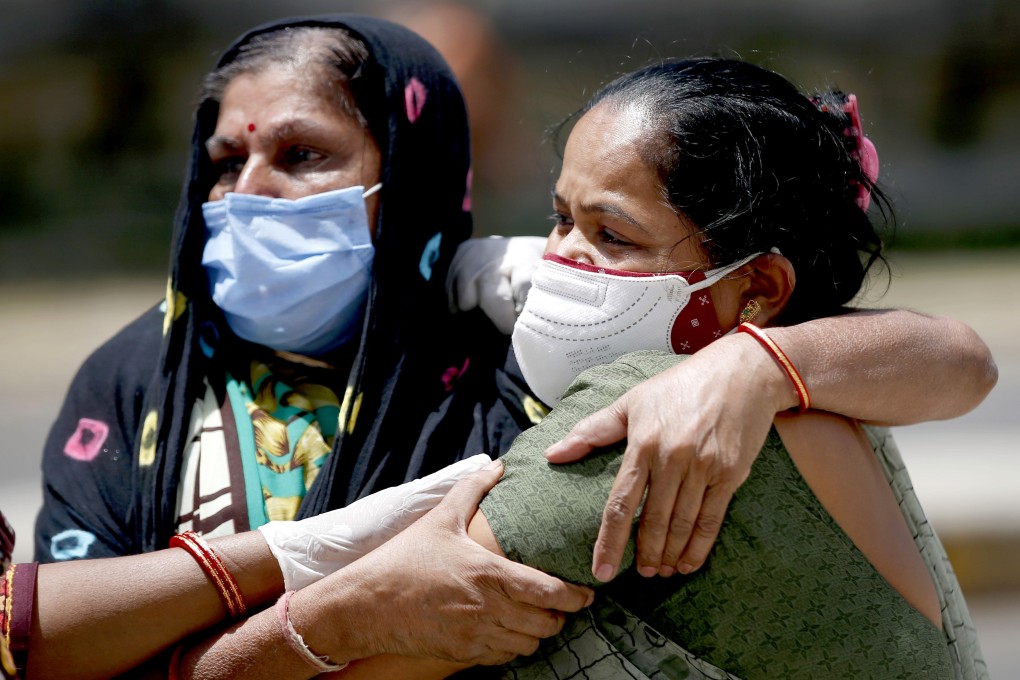 Relatives of a Covid-19 victim console each other in Ahmedabad, India. Photo: Xinhua