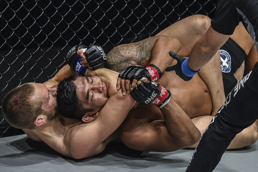 Aung La N Sang gets choked by Reinier de Ridder before tapping out in Singapore. Photos: ONE Championship