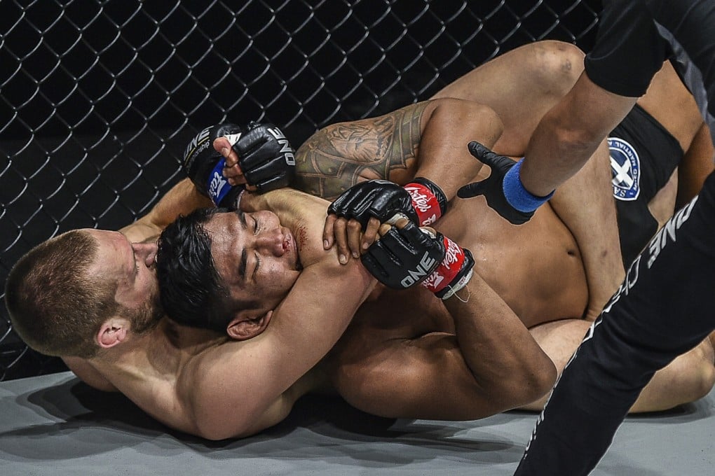 Aung La N Sang gets choked by Reinier de Ridder before tapping out in Singapore. Photos: ONE Championship