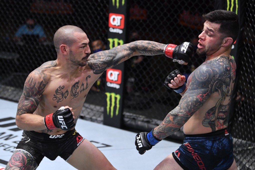 Cub Swanson punches Daniel Pineda in their featherweight bout at the UFC Apex on December 12, 2020 in Las Vegas, Nevada. Photos: Jeff Bottari/Zuffa LLC