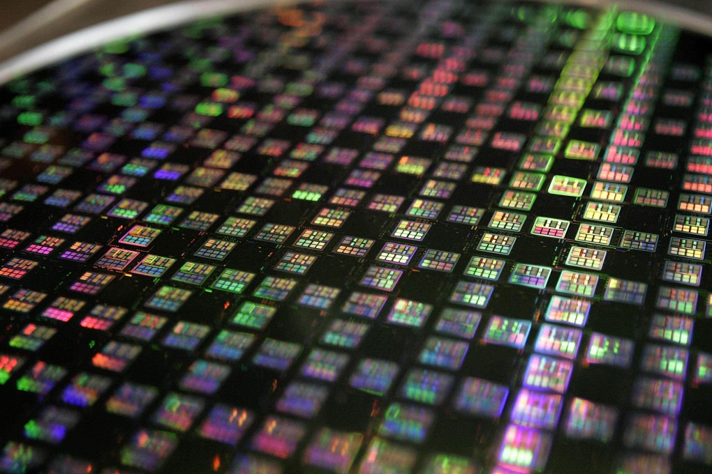 A 12-inch wafer is displayed at Taiwan Semiconductor Manufacturing Company (TSMC) in Xinchu January 9, 2007. Photo: Reuters