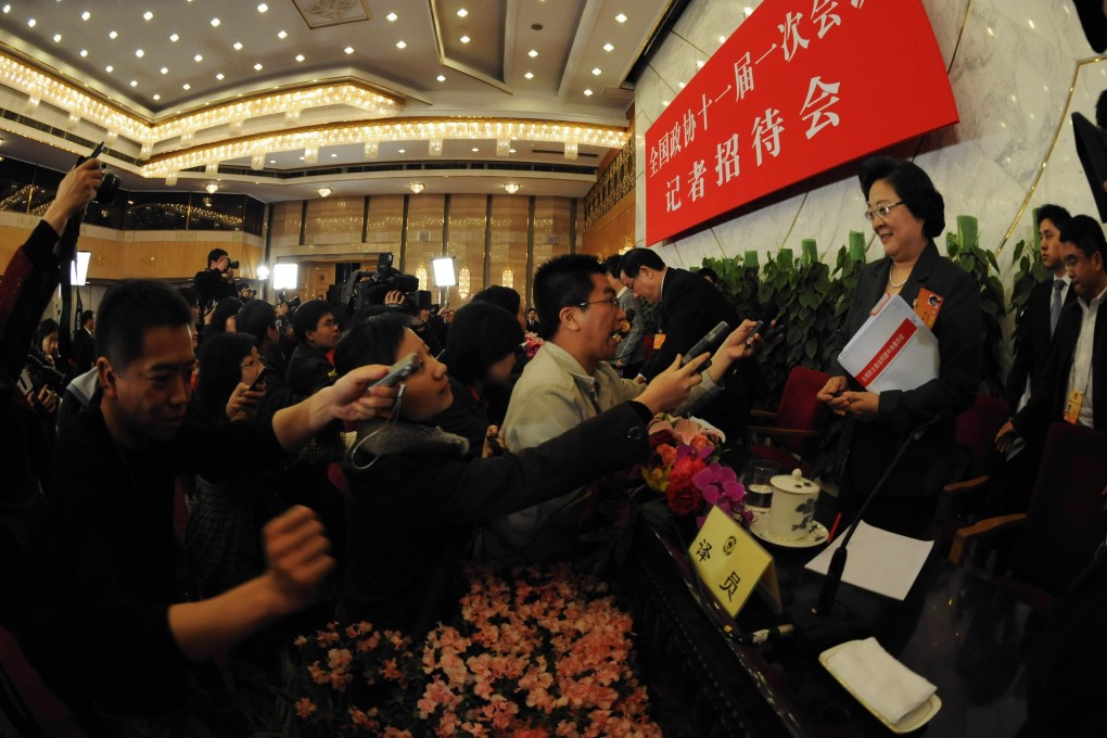 Reporters interview Lin Wenyi of the Taiwan Democratic Self-Government League, made up of people originally from Taiwan. Photo: Xinhua