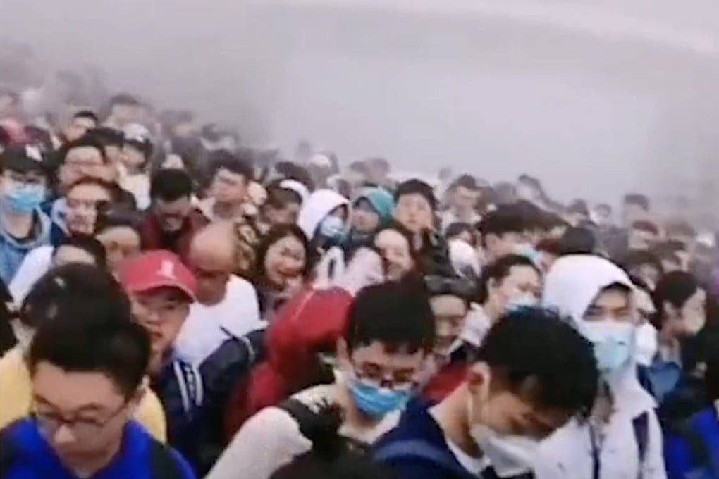 Management of the scenic Mount Tai apologised for chaos after tourists were stranded waiting for cable car amid a domestic tourism boom over the Dragon Boat Festival weekend. Photo: Weibo
