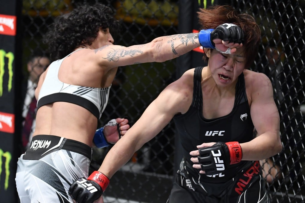 Virna Jandiroba punches Kanako Murata at UFC Vegas 29. Photos: Chris Unger/Zuffa LLC
