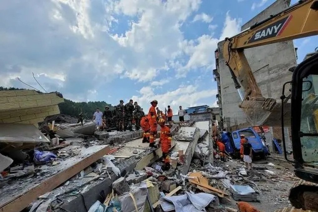Rescuers at the scene of the collapse in Rucheng county. Hunan province. Photo: Weibo