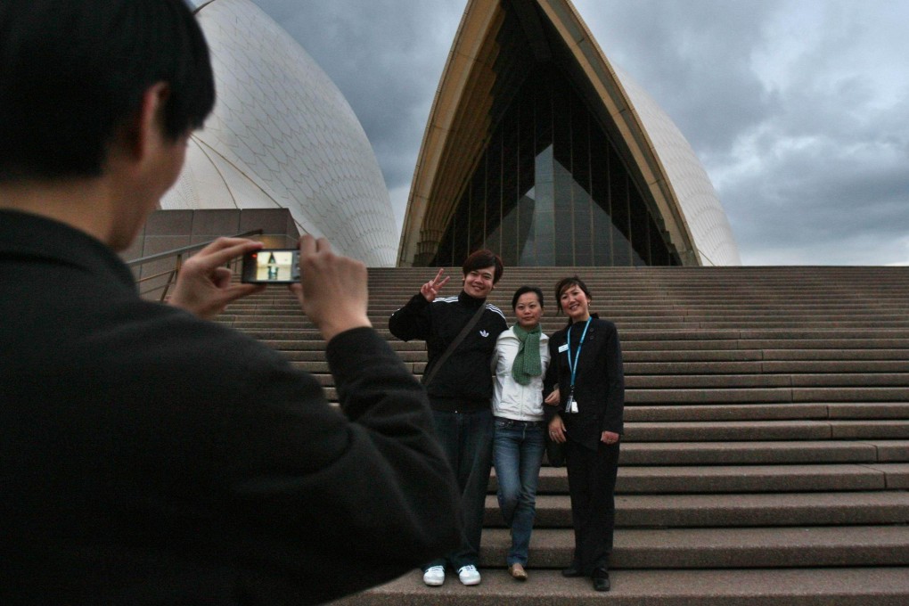 A tour guide with Chinese tourists outside the Sydney Opera House in pre-pandemic times. Photo: Getty Images