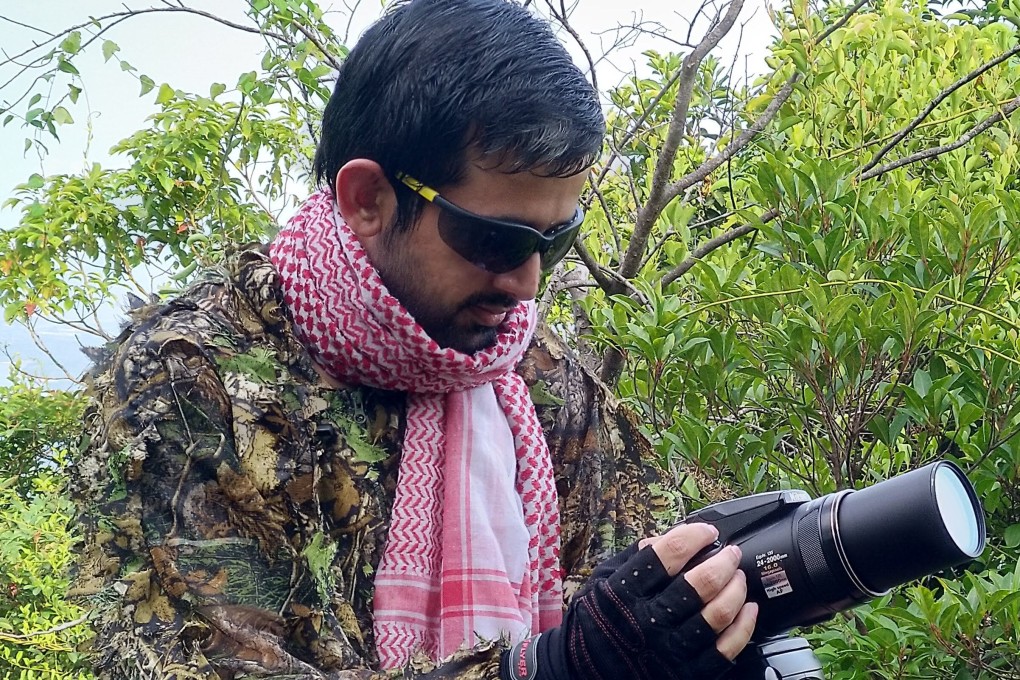 Budding birdwatchers don’t need expensive equipment to begin watching birds, says Umer Abdullah – all you need is a pair of binoculars and a phone. Photo: Umer Abdullah