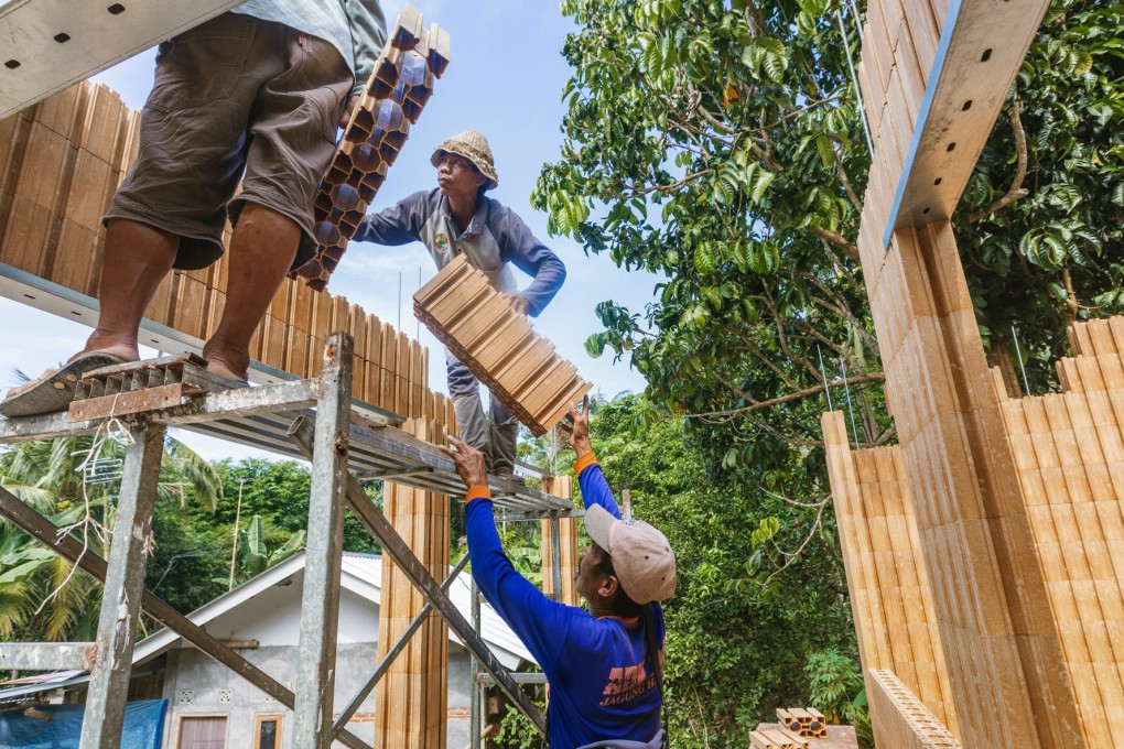Workmen build the recycled plastic “Eco-Block” school in Taman Sari village, Lombok, Indonesia. The successful pilot project serves as a blueprint for sustainable rebuilding of schools and homes after 2018 earthquakes. Photo: Eszter Papp