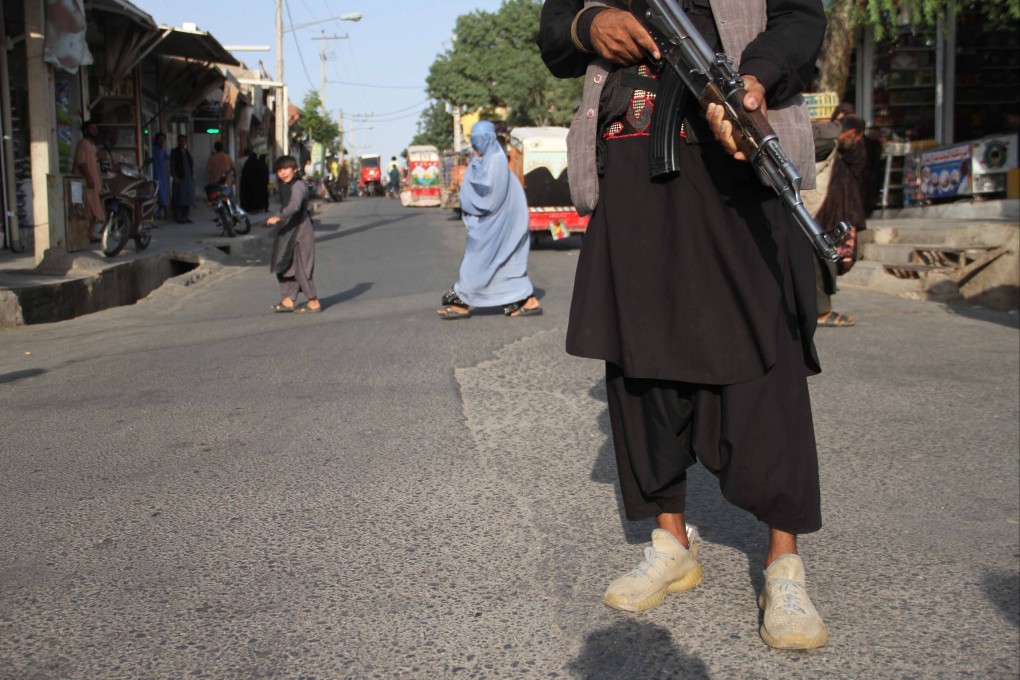 An armed supporter of a former Mujahideen commander stands guard on a roadside checkpoint in Herat, Afghanistan, on July 13. The Taliban are pressing on with their surge in Afghanistan ahead of US troop withdrawal, raising fear of reprisals on Afghanistans who supported the foreign troops. Photo: EPA-EFE