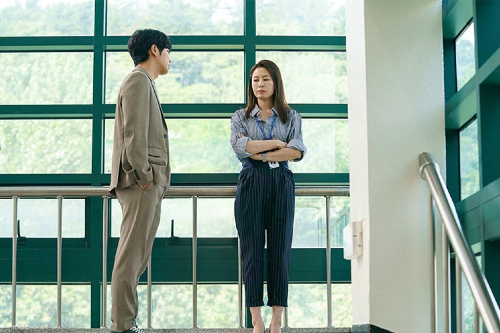 Lee Sang-yeob (left) and Moon So-ri in a still from On the Verge of Insanity.