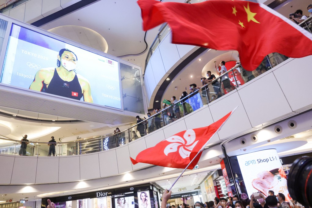 People watching a live broadcast of the Olympic women’s 100m freestyle final at APM mall in Kwun Tong on July 30, when Hong Kong swimmer Siobhan Haughey won a silver medal. Photo: K.Y. Cheng