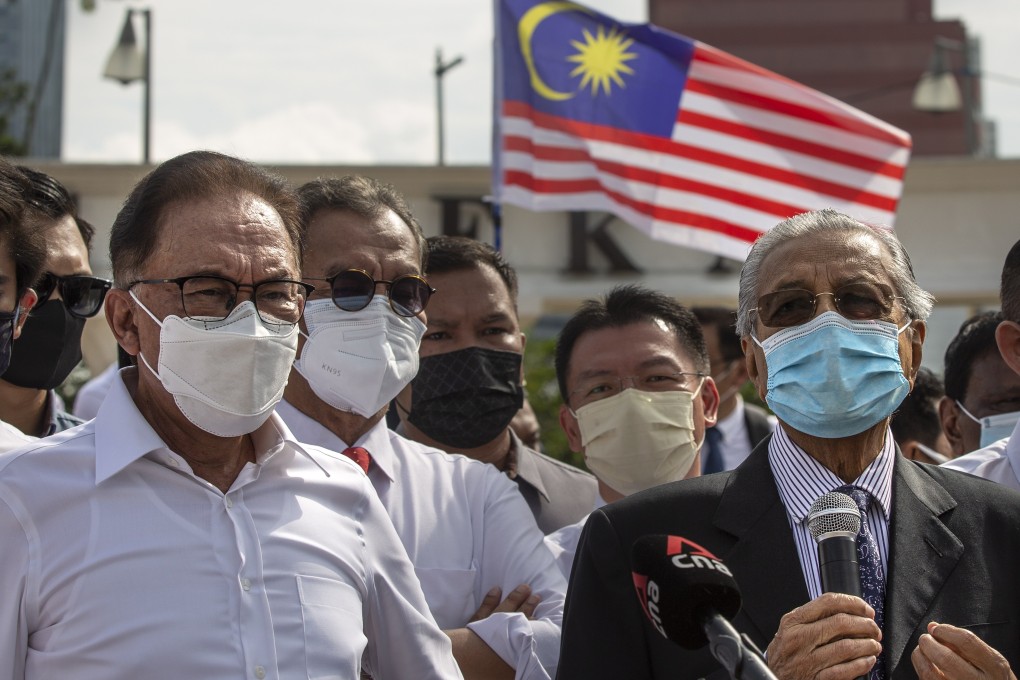 Malaysia’s former prime minister Mahathir Mohamad (right) speaks beside opposition leader Anwar Ibrahim (left) in Kuala Lumpur on August 2. Mahathir has proposed the formation of a national recovery council in light of political turmoil in Malaysia. Photo: EPA-EFE