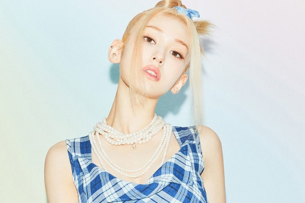 In the music video for “Dumb Dumb”, K-pop star Somi sings about how she can win over the object of her affections – a varsity American footballer – in several classic teenage film settings.