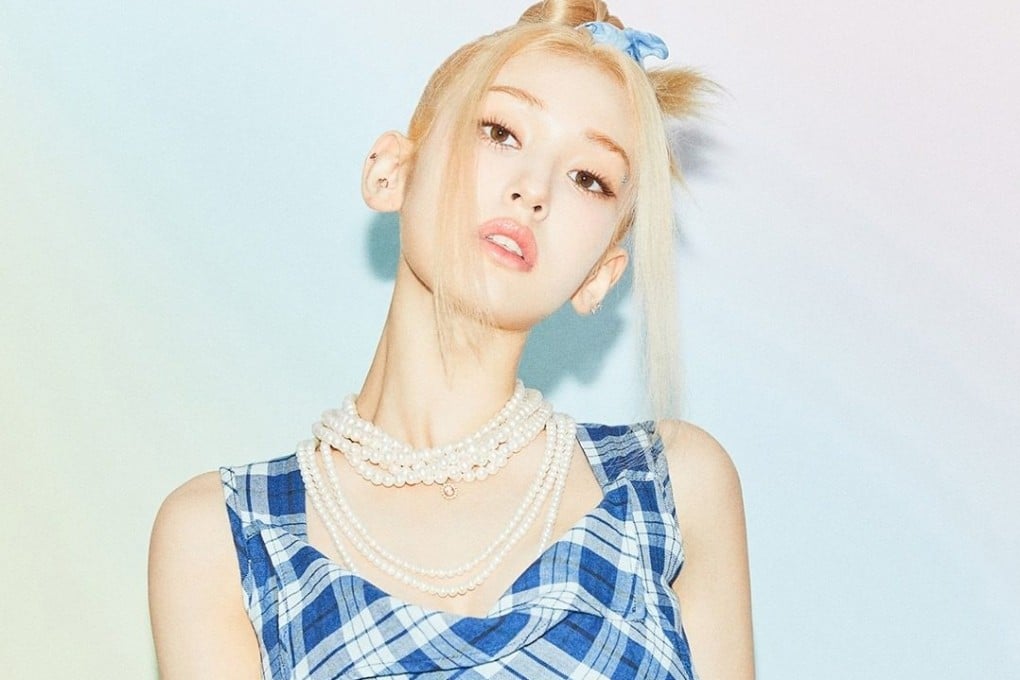 In the music video for “Dumb Dumb”, K-pop star Somi sings about how she can win over the object of her affections – a varsity American footballer – in several classic teenage film settings.