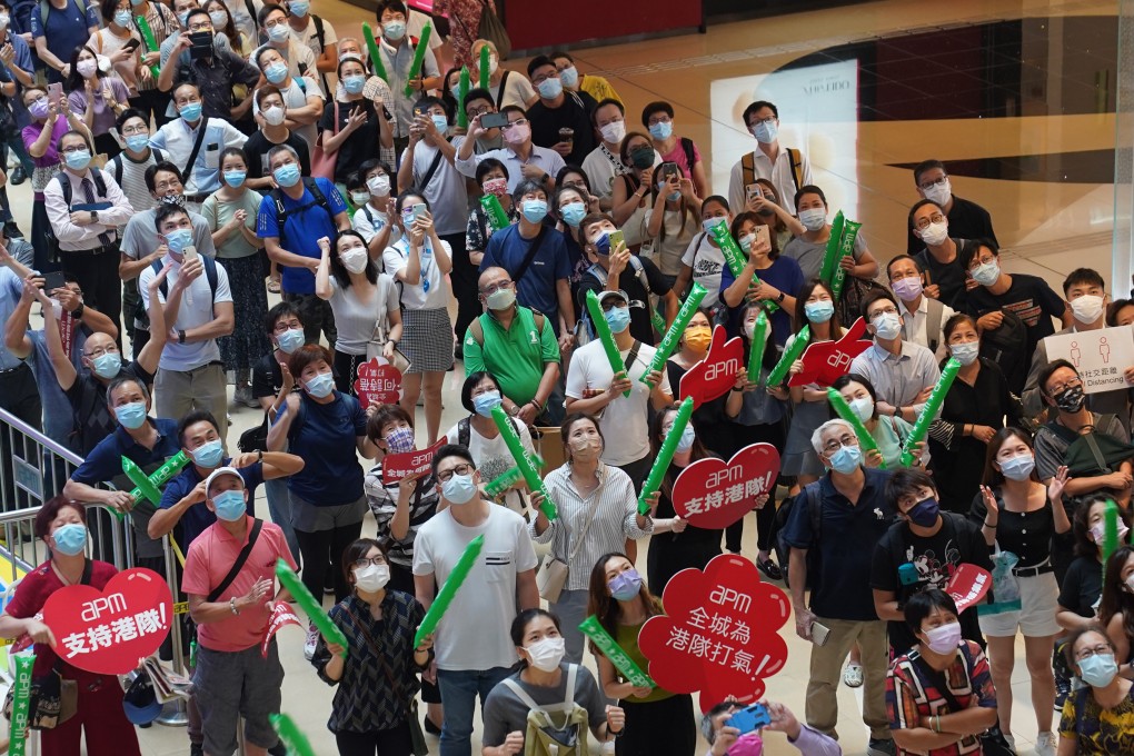 Hongkongers show their support for Siobhan Haughey as they watch a live broadcast of the Olympic 200m freestyle swimming final, at APM Mall in Kwun Tong on July 28. Photo: Sam Tsang