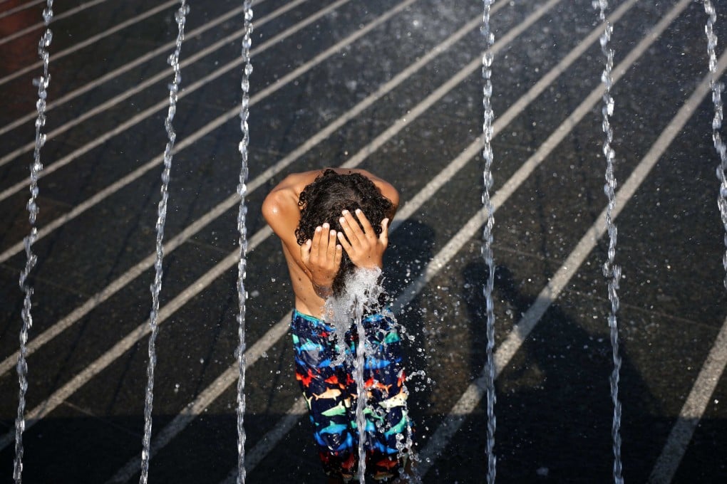 A child cools off in a fountain as temperatures reached 36.1 degrees Celsius (97 degrees Fahrenheit) on August 12 in Washington. Photo: Getty Images / AFP