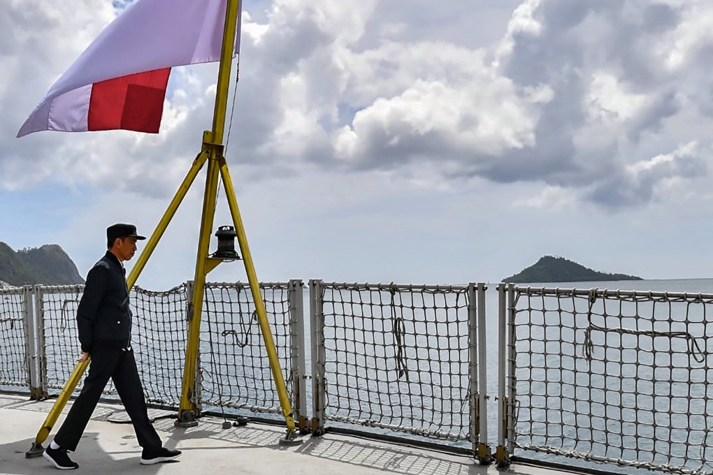 Indonesian President Joko Widodo strolls aboard a navy ship during a visit to a military base in the Natuna Islands, which border the South China Sea, on January 8, 2020. Photo: AFP