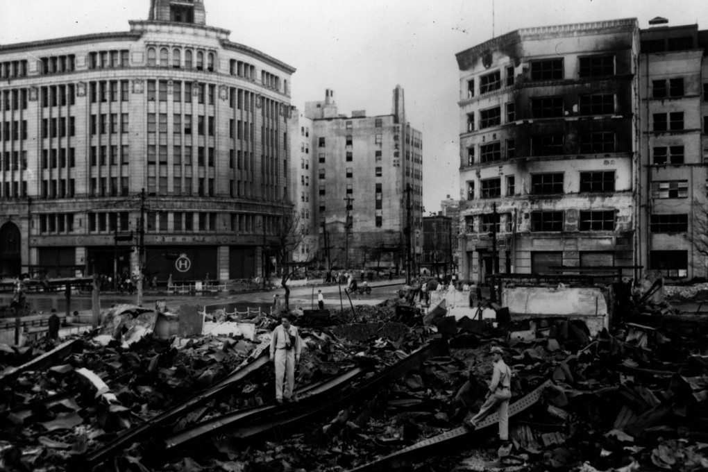 US soldiers examine the results of an aerial bombardment in Tokyo in June 1945. David Peace set his crime trilogy in the rubble-strewn streets of the post-war city. Photo: Fox Photos/Getty Images
