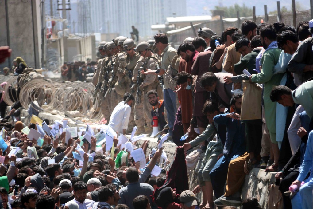 Afghans struggle to reach foreign forces to show their credentials to flee the country, outside Hamid Karzai International Airport in Kabul, Afghanistan, on August 26. Photo: EPA-EFE