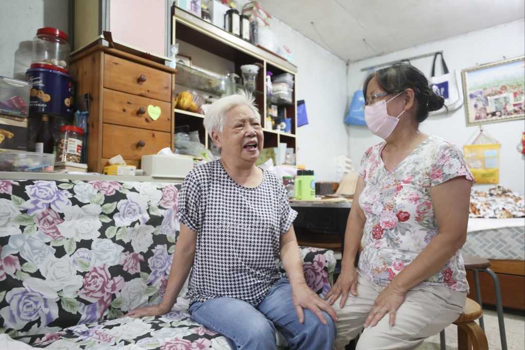 Volunteer Stella Mak (right) visits 90-year-old Chan Siu-yung at Chan’s home in Ap Lei Chau, Hong Kong. Photo: Xiaomei Chen